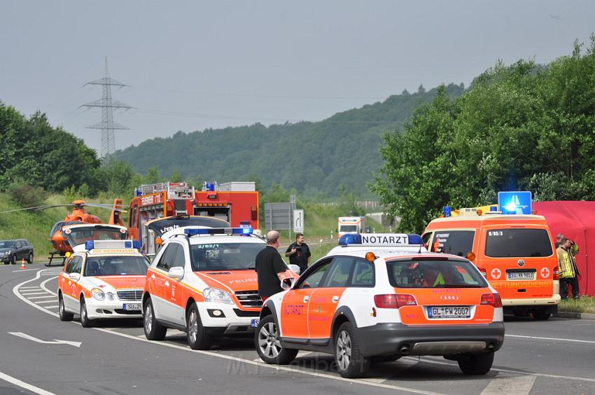 Schwerer Unfall mit Reisebus Lohmar Donrather Dreieck P148.JPG